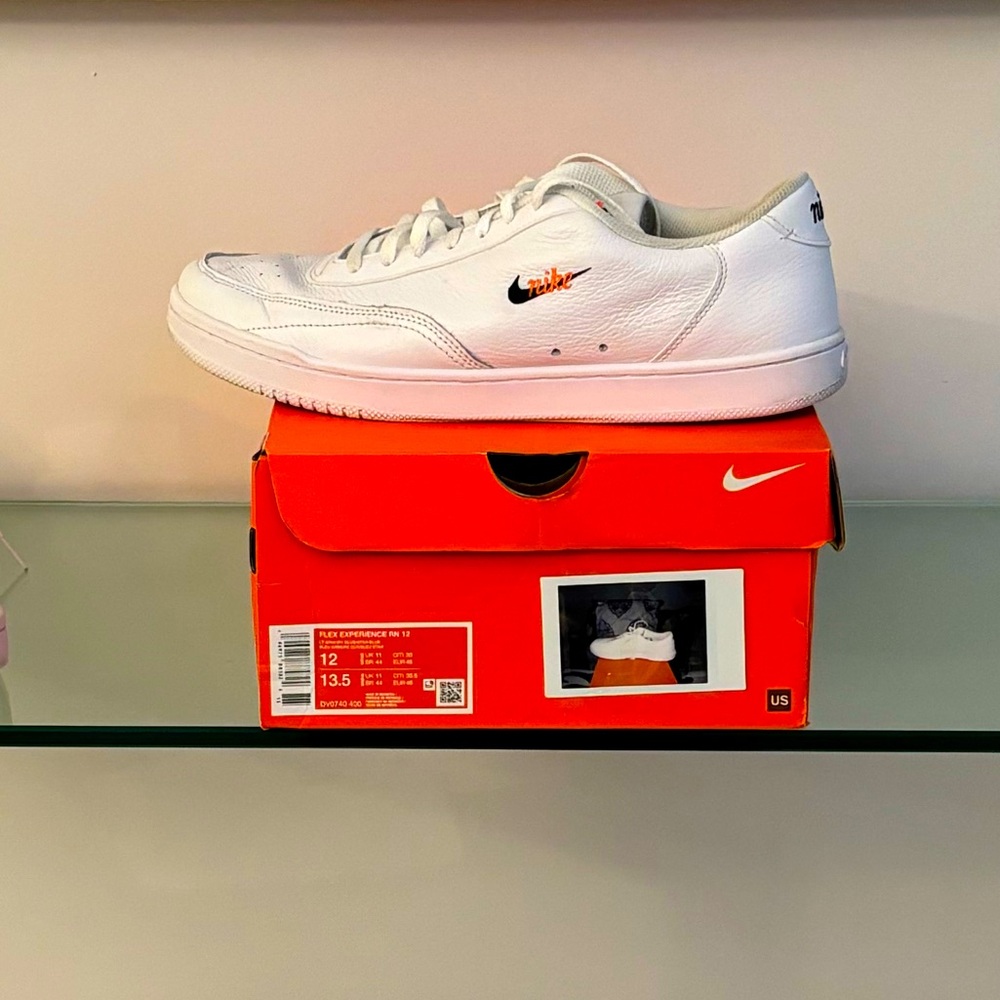 Mens Nike Court Vintage
Premium Sneakers with Box!